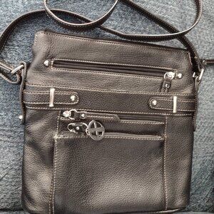 Like new Giani Bernini Crossbody Black Leather Purse